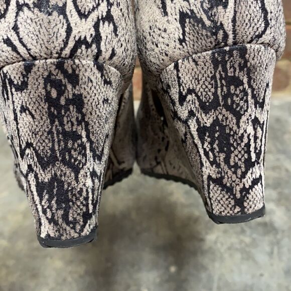 Boutique by Corkys Sunburst Brown Snakeskin Wedge - Picture 7 of 9
